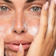 MOUSSE DETERGENTE STRUCCANTE